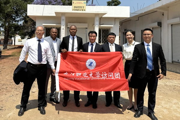 校党委副书记、校长汤泾洪带队赴马达加斯加、肯尼亚访问交流1_副本
